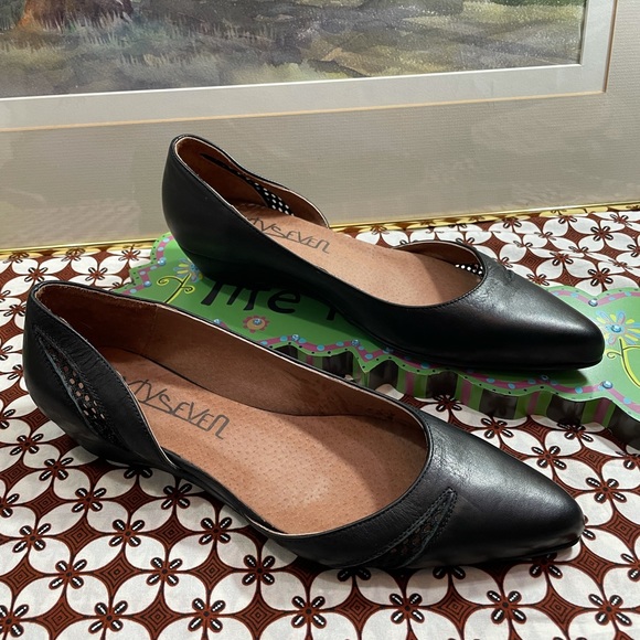 Sixty Seven Anthropologie flat - Picture 3 of 13